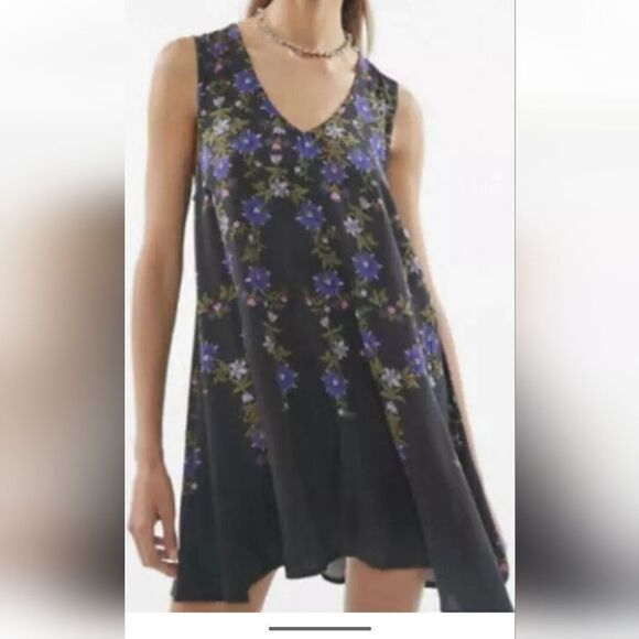 Urban Outfitters Black Floral Print A Line Shift Dress Size Medium - Picture 1 of 6